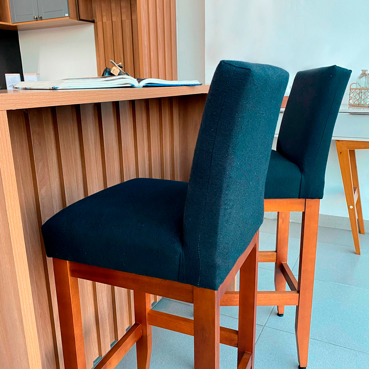 Banqueta Alta Jade Estofada com Estrutura de Madeira Maciça e Assento em Espuma D23 - Encosto Estofado e Altura Ideal para Bancadas Compactas
