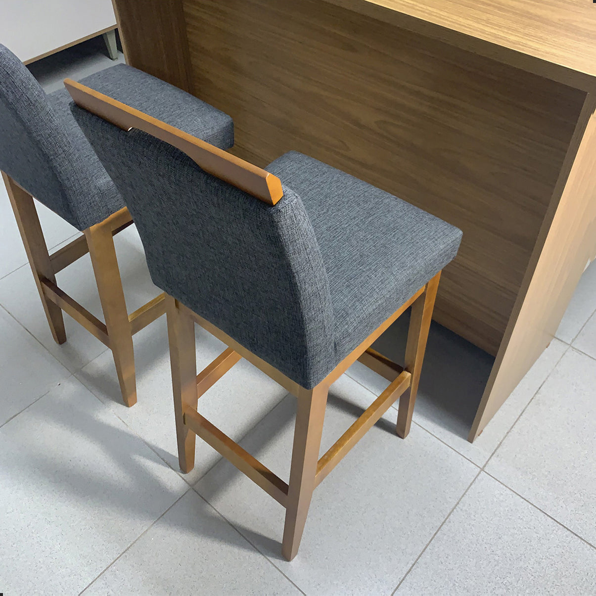 Banqueta Rubi Estofada com Encosto e Estrutura de Madeira Maciça