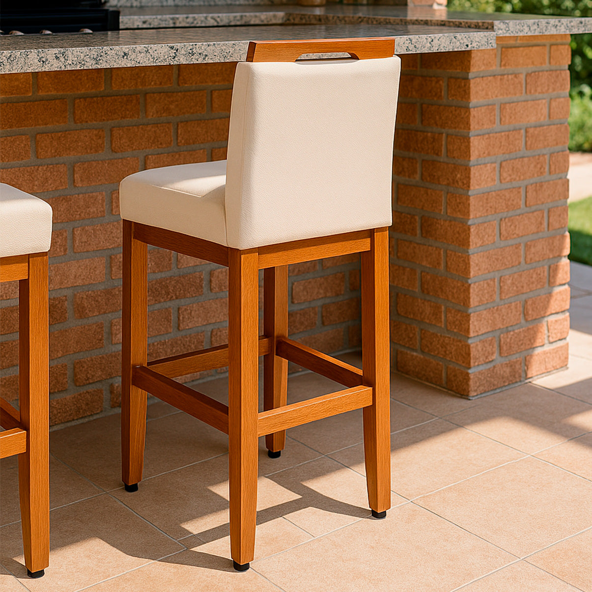 Kit 2 Banquetas Safira com Assento Estofado em Tecido Linho e Estrutura de Madeira Maciça – Com Encosto e Apoio para os Pés, Altura 91,5 cm para Bancadas Baixas