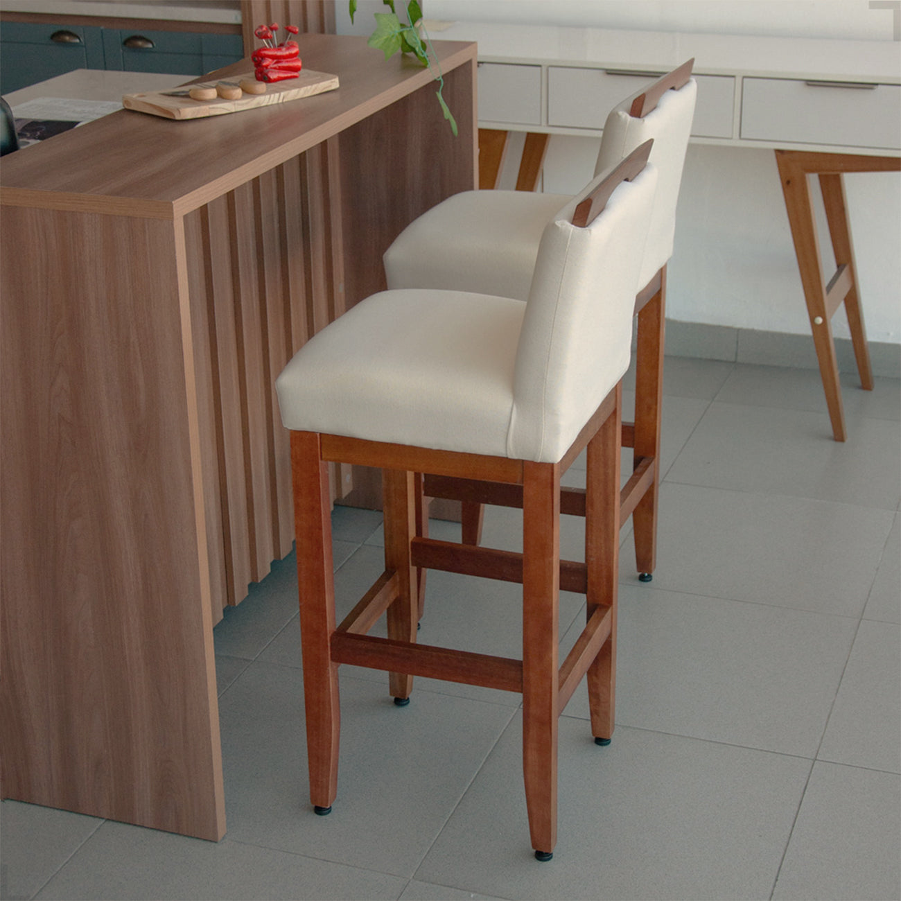 2 Banquetas Safira com Assento Estofado em Tecido Linho e Estrutura de Madeira Maciça – Com Encosto e Apoio para os Pés, Altura 104 cm para Bancadas Altas