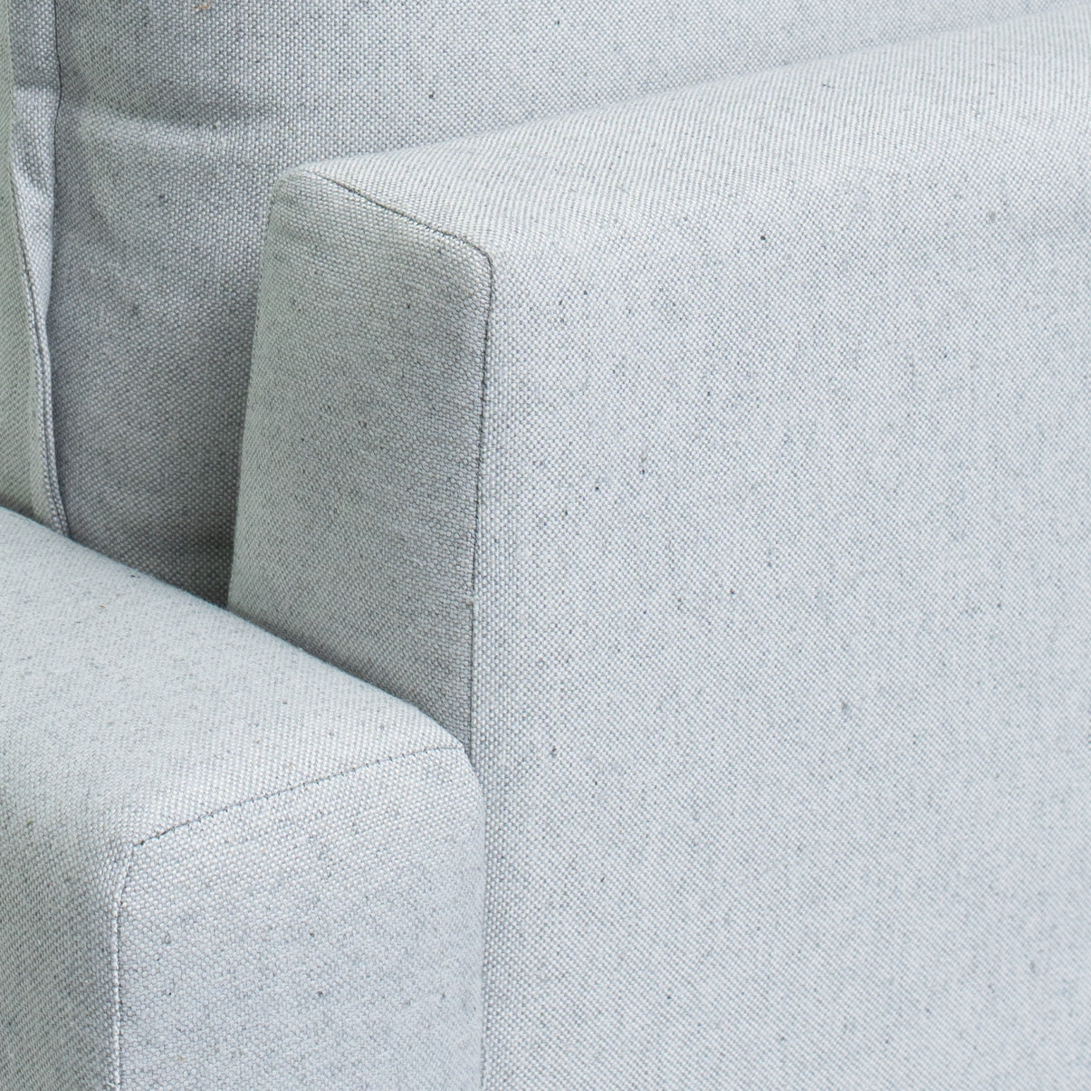 Poltrona Classic Estofada em Linho com Estrutura de Madeira Eucalipto, Almofada Removível e Pés com Requadro – Conforto e Durabilidade