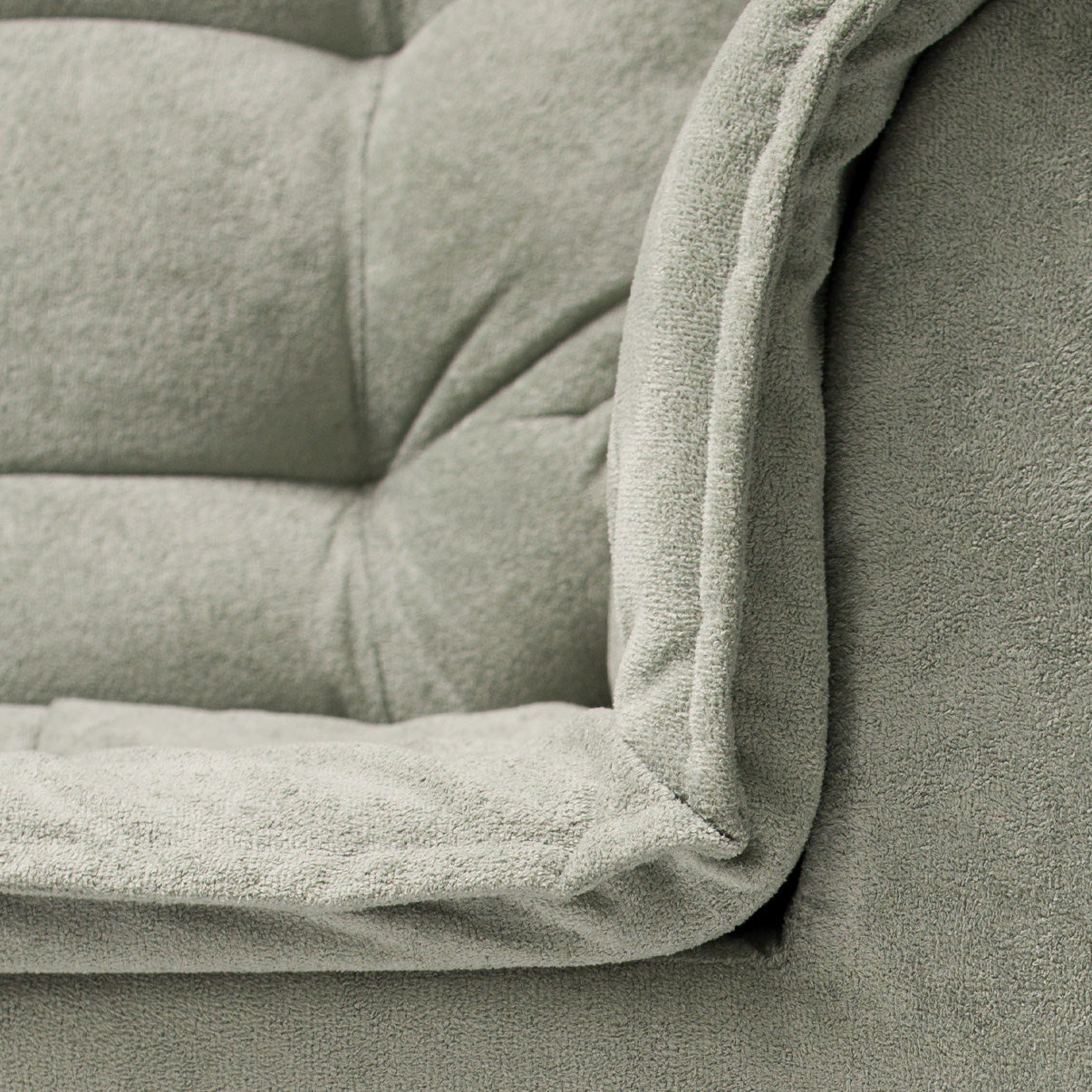 Poltrona Silicia com Pés Palito em Madeira de Eucalipto e Estofado em Tecido Deluxe – Design Elegante