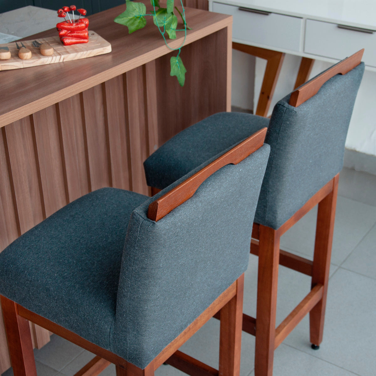 2 Banquetas Safira com Assento Estofado em Tecido Linho e Estrutura de Madeira Maciça – Com Encosto e Apoio para os Pés, Altura 104 cm para Bancadas Altas