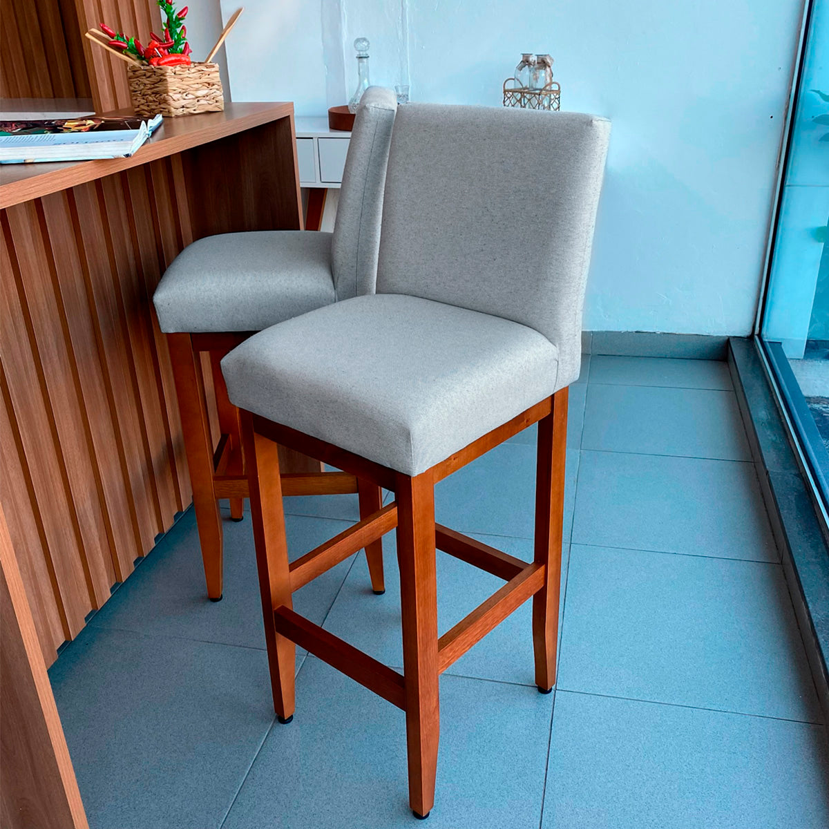 Banqueta Alta Jade Estofada com Estrutura de Madeira Maciça e Assento em Espuma D23 - Encosto Estofado e Altura Ideal para Bancadas Compactas