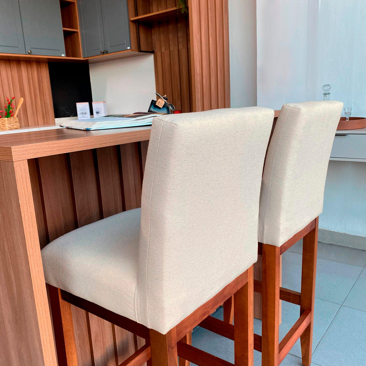 Banqueta Alta Jade Estofada com Estrutura de Madeira Maciça e Assento em Espuma D23 - Encosto Estofado e Altura Ideal para Bancadas Compactas