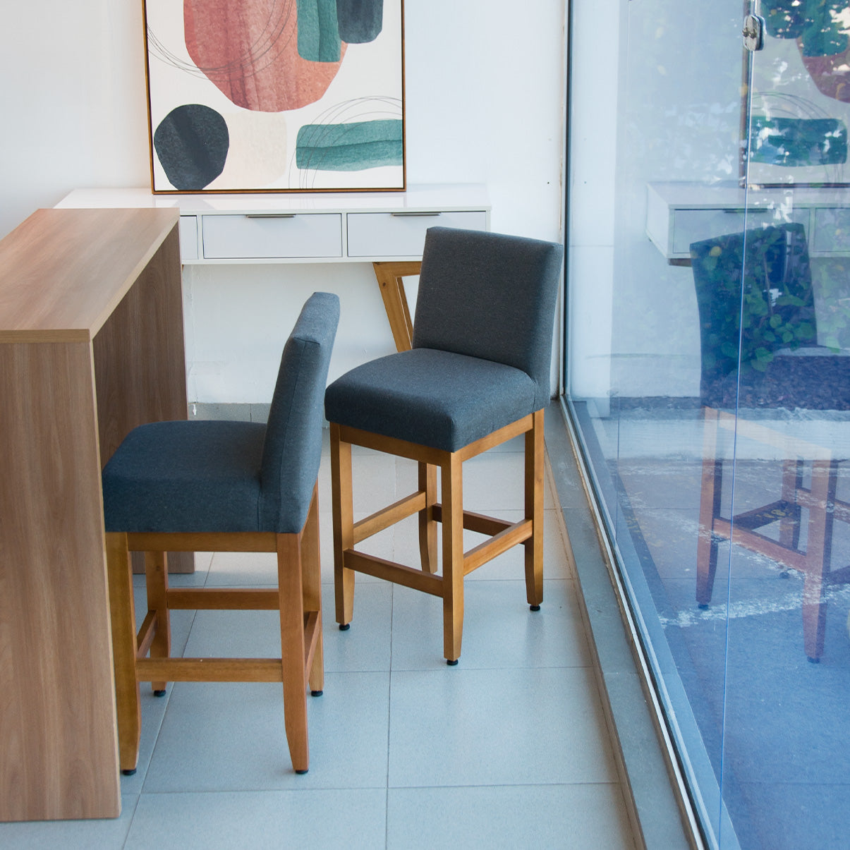 Banqueta Baixa Jade Estofada com Estrutura de Madeira Maciça e Assento em Espuma D23 - Encosto Estofado e Altura Ideal para Bancadas Compactas