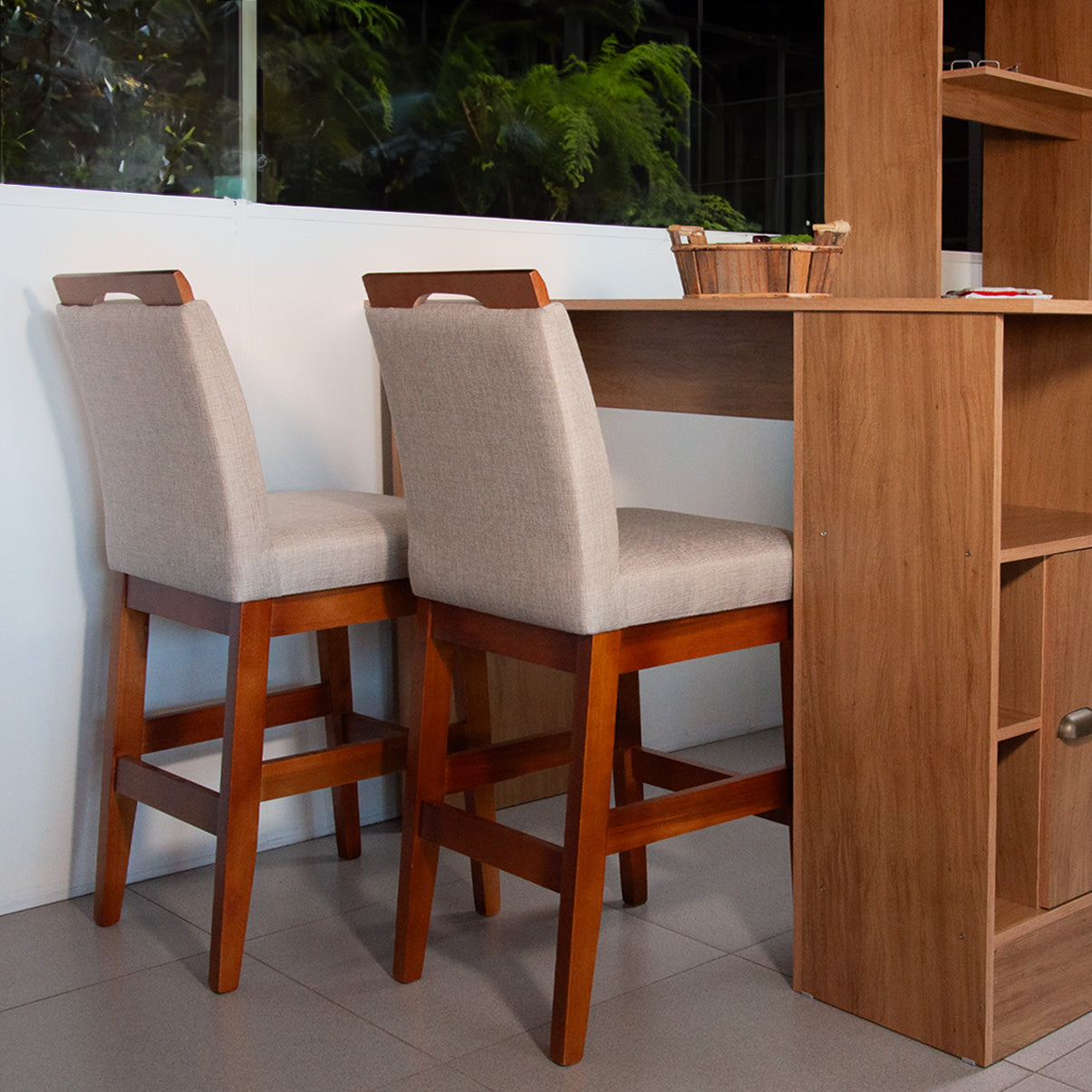 Banqueta Rubi Baixa Estofada em Tecido Linho com Estrutura de Madeira Maciça - Ideal para Mesas e Bancadas Compactas
