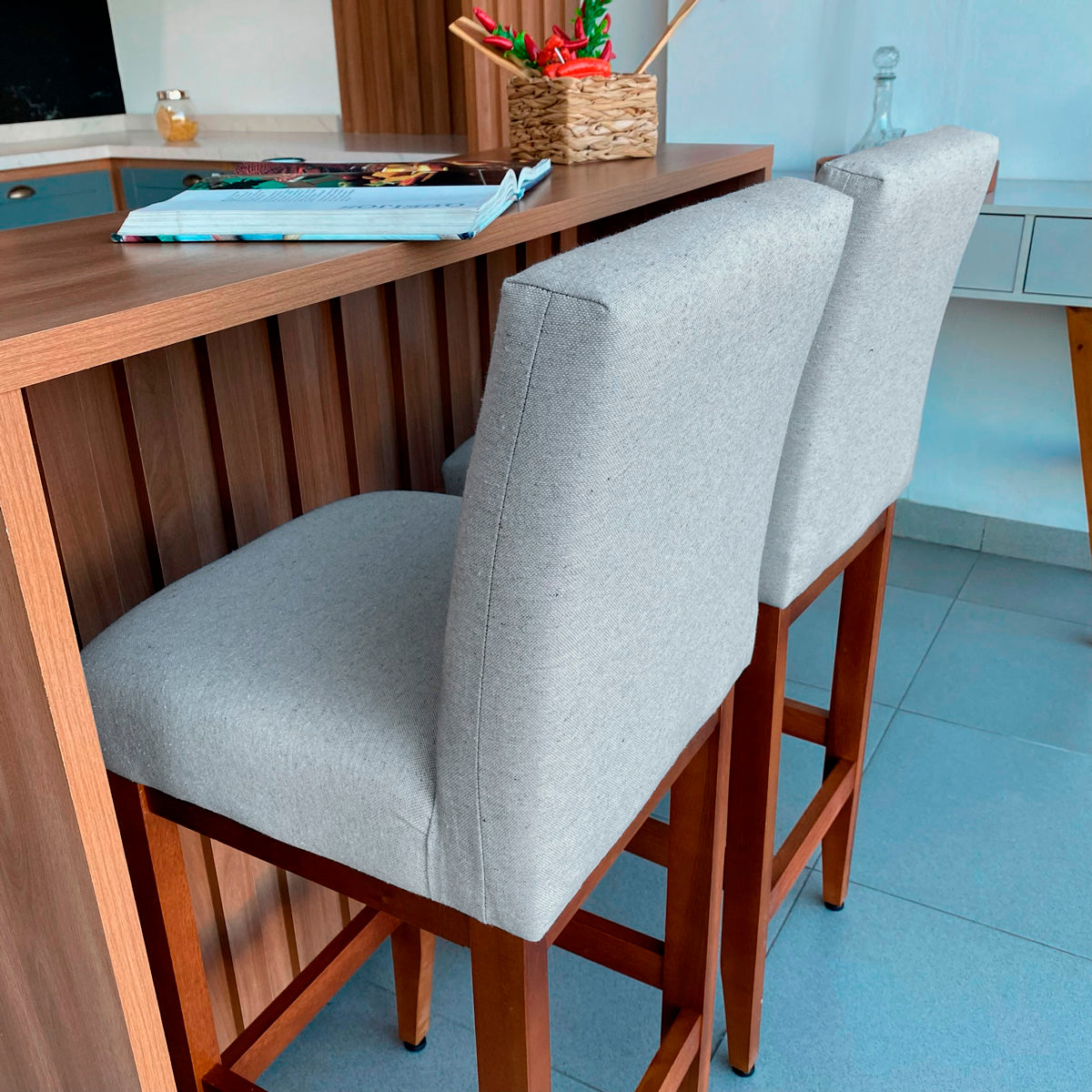 Banqueta Alta Jade Estofada com Estrutura de Madeira Maciça e Assento em Espuma D23 - Encosto Estofado e Altura Ideal para Bancadas Compactas