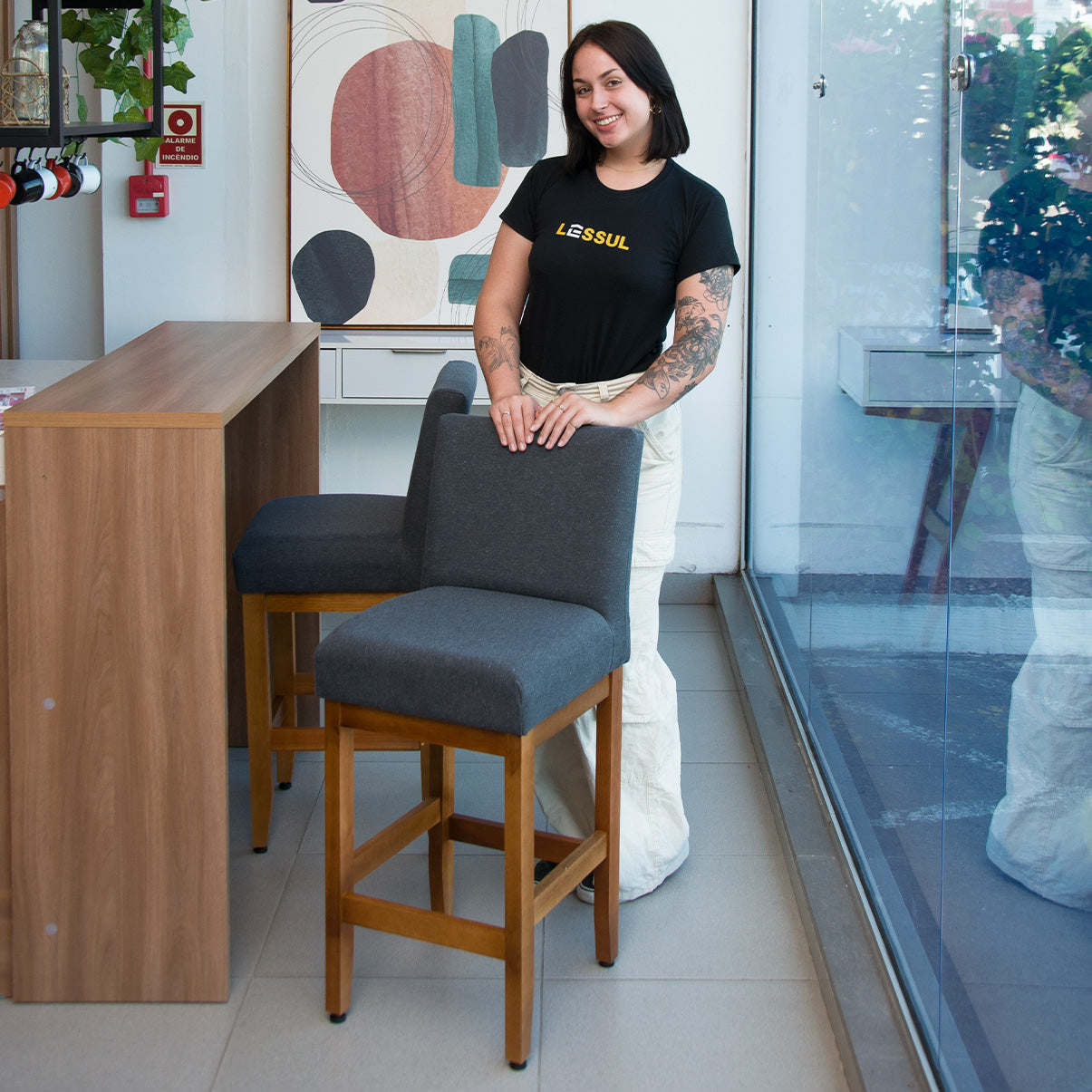 Banqueta Baixa Jade Estofada com Estrutura de Madeira Maciça e Assento em Espuma D23 - Encosto Estofado e Altura Ideal para Bancadas Compactas