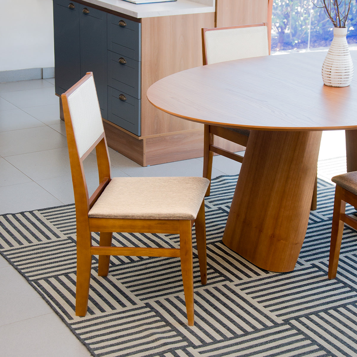 Kit Conjunto Cadeiras de jantar em madeira com estofado confortável, ideal para salas modernas. Acabamento em verniz UV e estrutura resistente de alta qualidade.