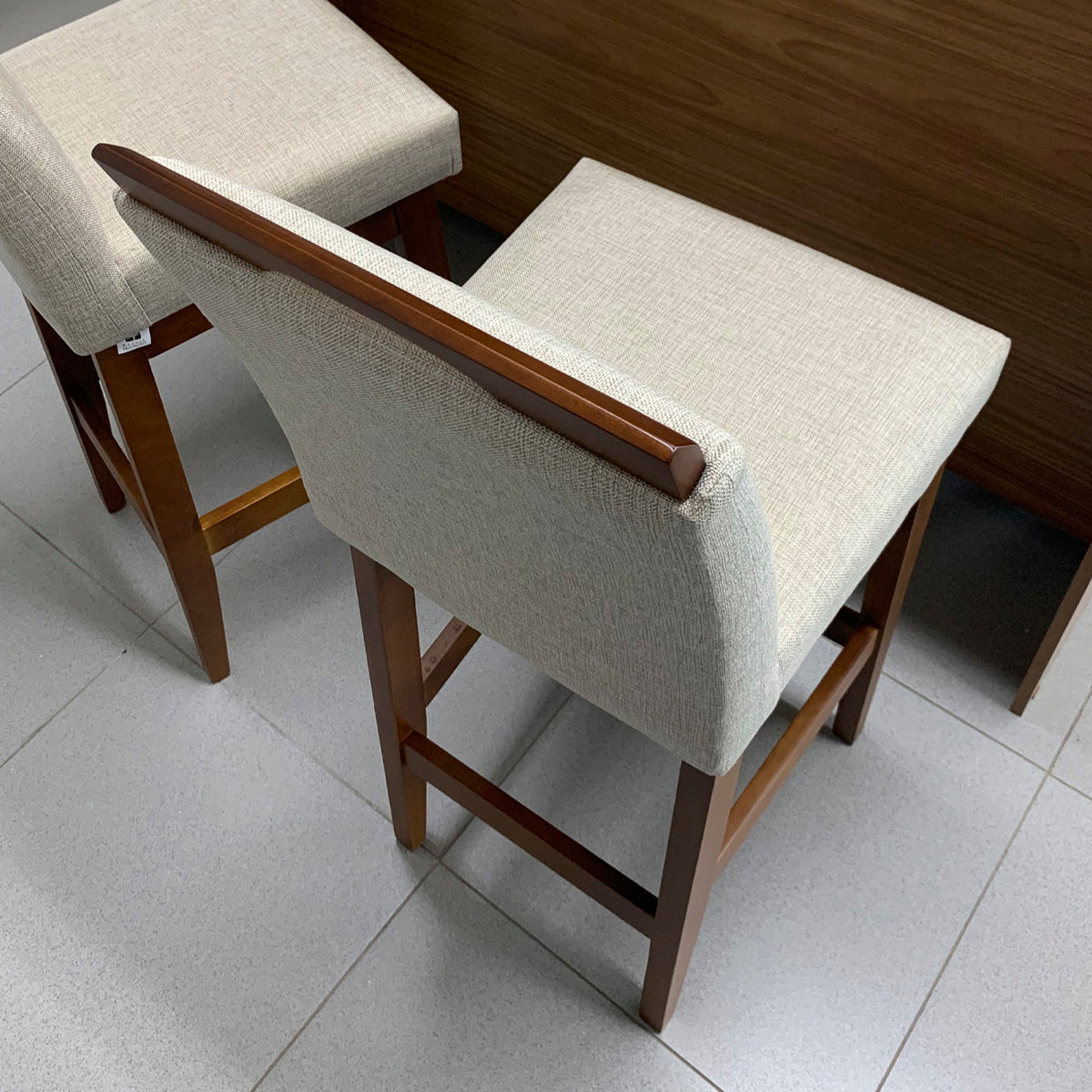 Banqueta Rubi Estofada com Encosto e Estrutura de Madeira Maciça