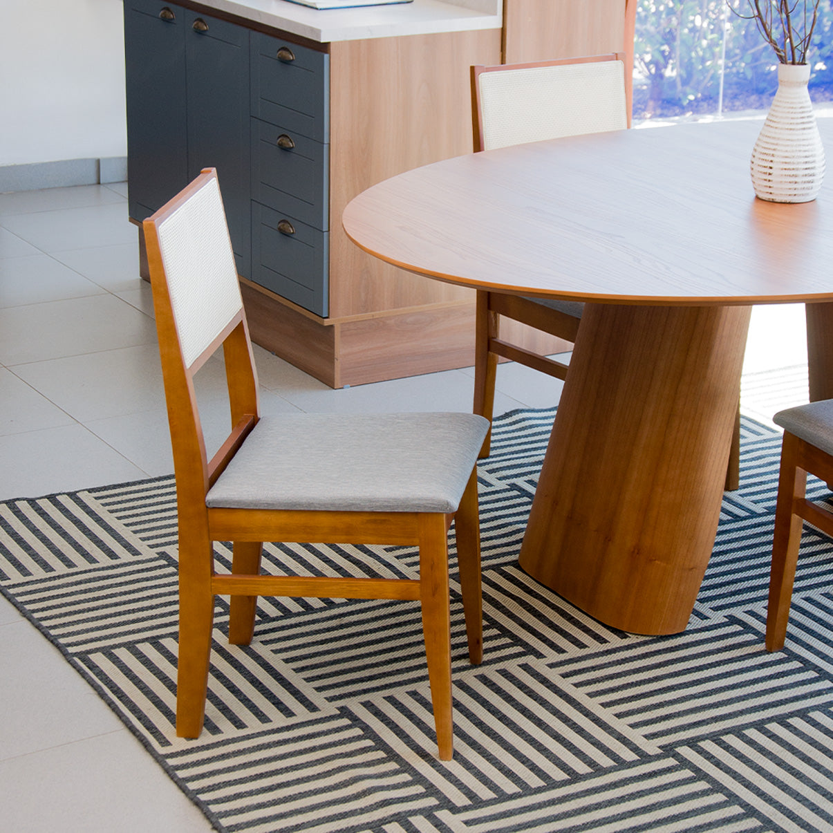 Kit Conjunto Cadeiras de jantar em madeira com estofado confortável, ideal para salas modernas. Acabamento em verniz UV e estrutura resistente de alta qualidade.