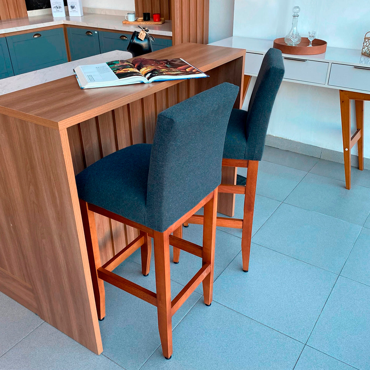 Banqueta Alta Jade Estofada com Estrutura de Madeira Maciça e Assento em Espuma D23 - Encosto Estofado e Altura Ideal para Bancadas Compactas
