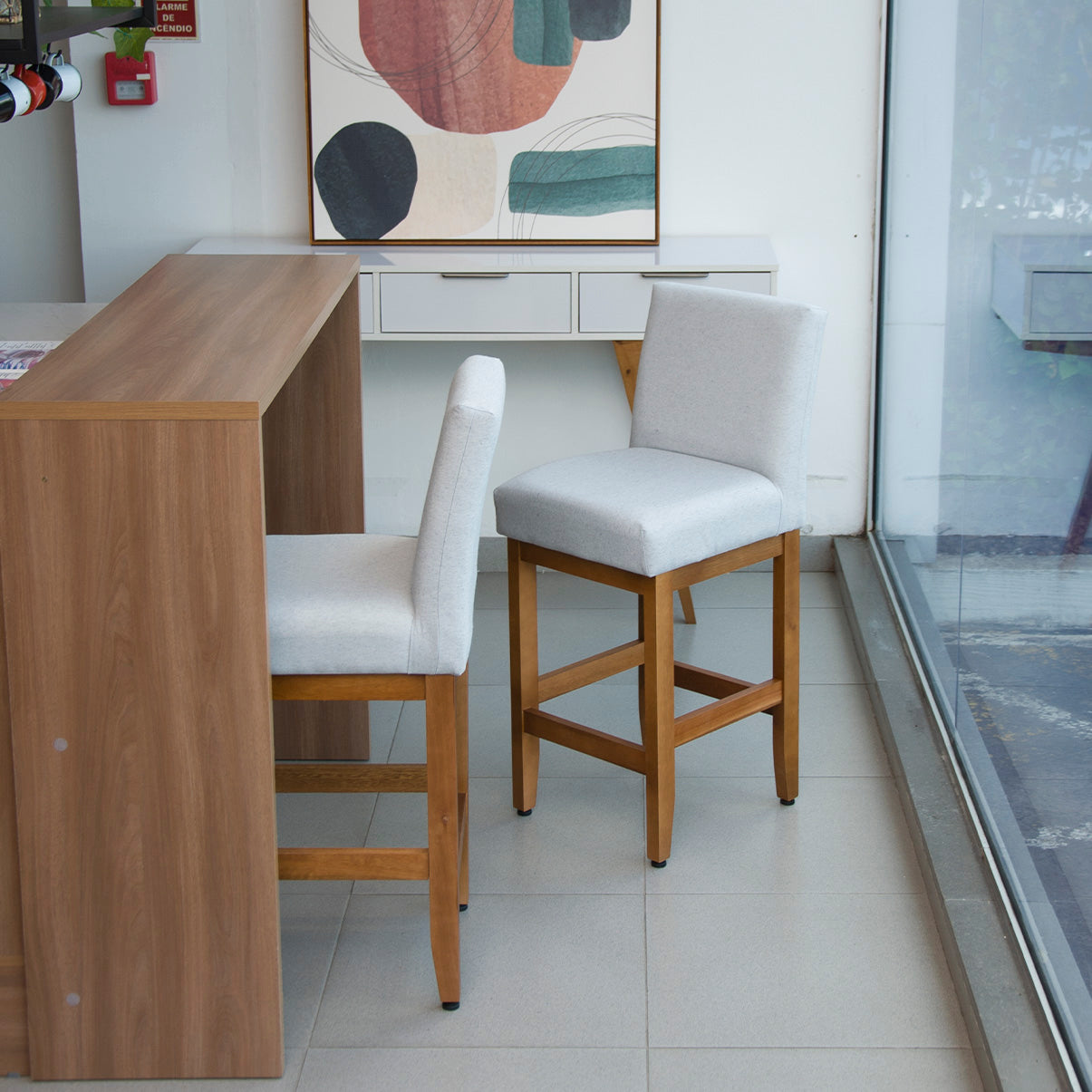 Banqueta Baixa Jade Estofada com Estrutura de Madeira Maciça e Assento em Espuma D23 - Encosto Estofado e Altura Ideal para Bancadas Compactas