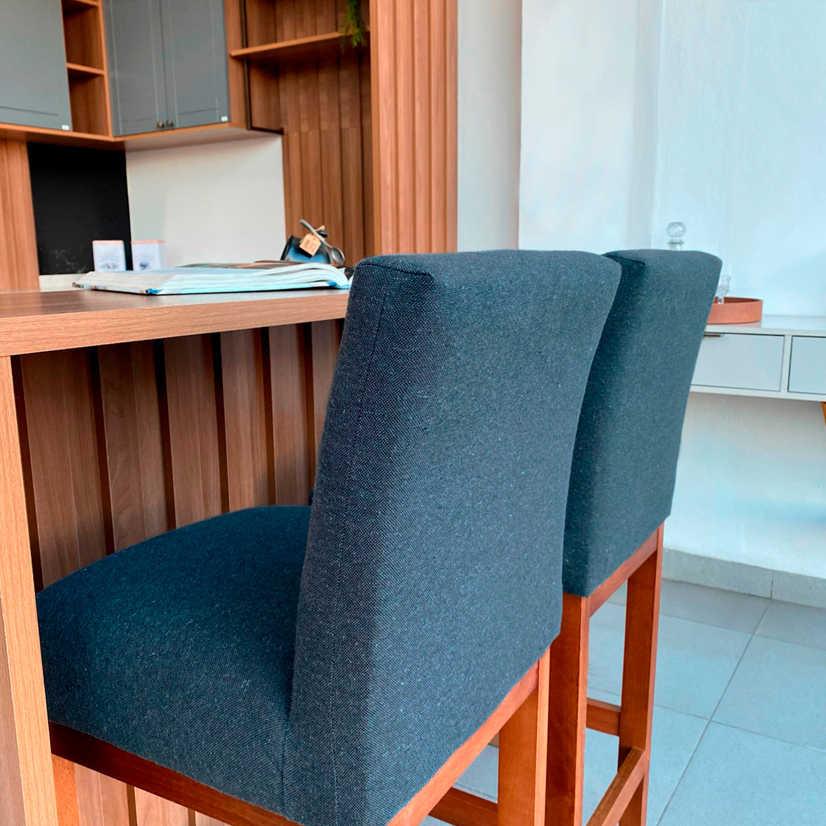 Banqueta Alta Jade Estofada com Estrutura de Madeira Maciça e Assento em Espuma D23 - Encosto Estofado e Altura Ideal para Bancadas Compactas