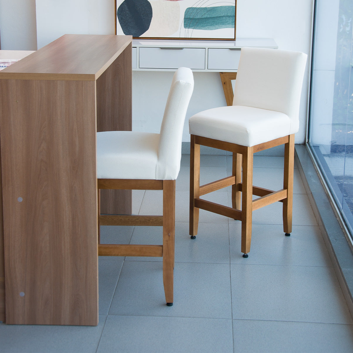Banqueta Baixa Jade Estofada com Estrutura de Madeira Maciça e Assento em Espuma D23 - Encosto Estofado e Altura Ideal para Bancadas Compactas