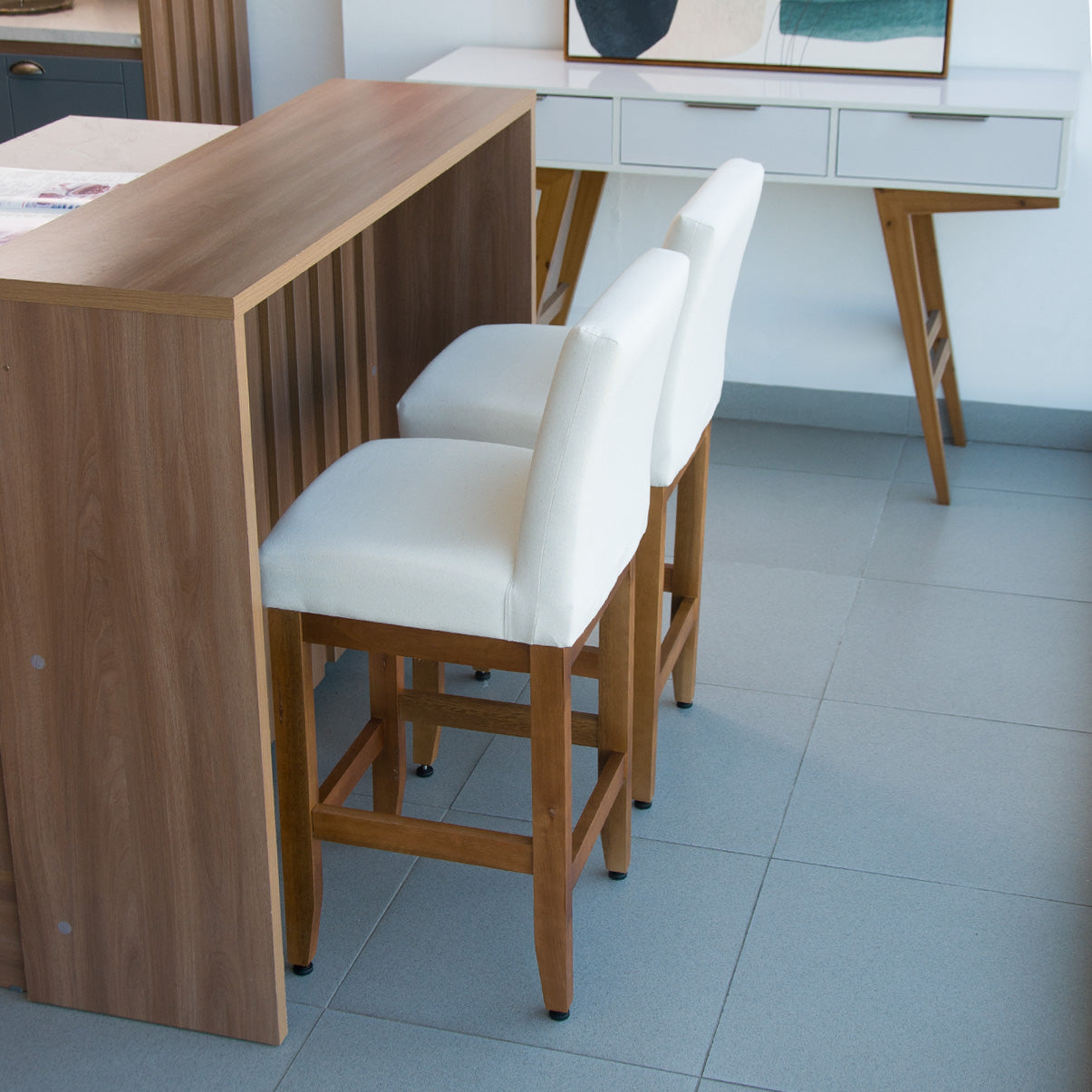 Banqueta Baixa Jade Estofada com Estrutura de Madeira Maciça e Assento em Espuma D23 - Encosto Estofado e Altura Ideal para Bancadas Compactas