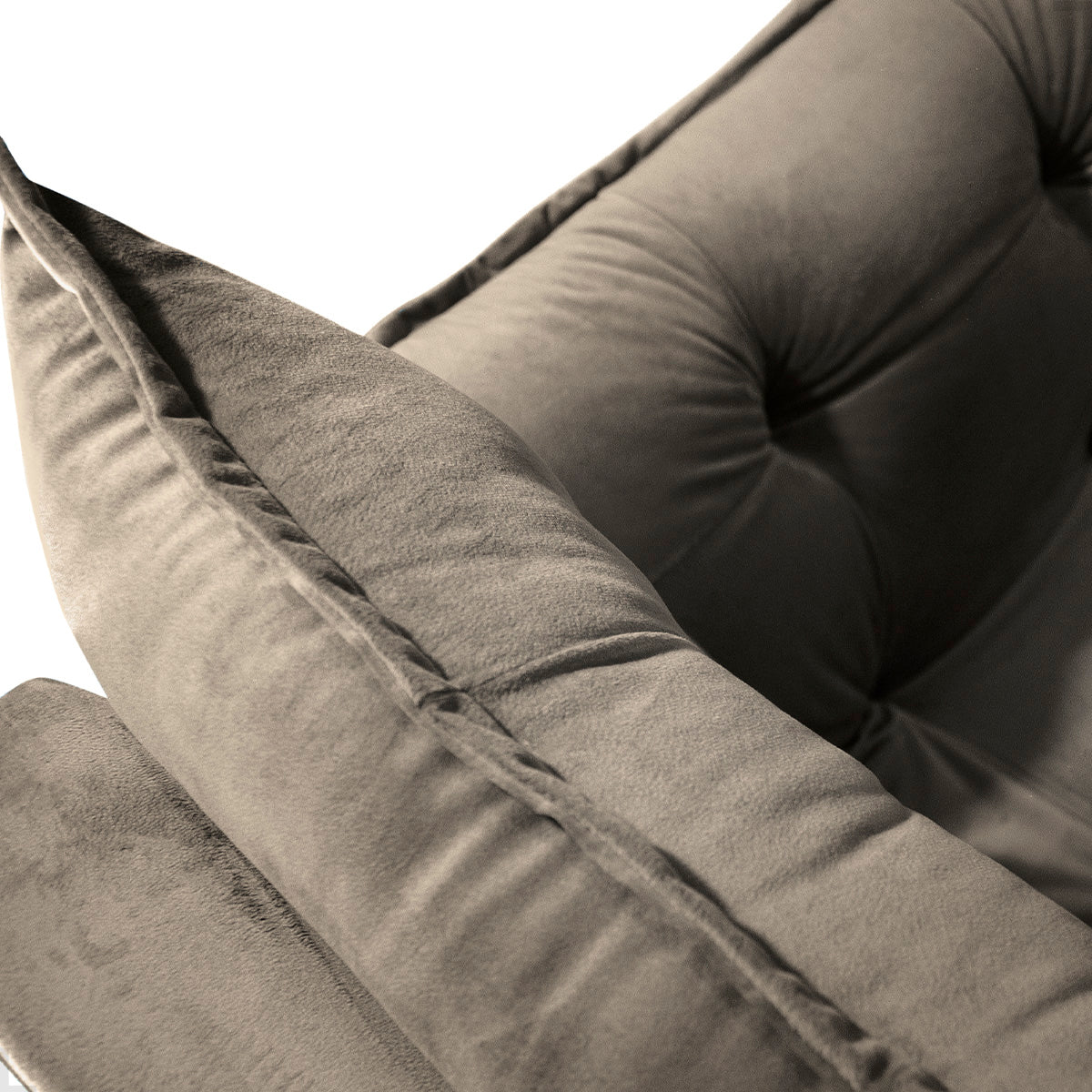 Poltrona Silicia com Pés Palito em Madeira de Eucalipto e Estofado em Tecido Deluxe – Design Elegante