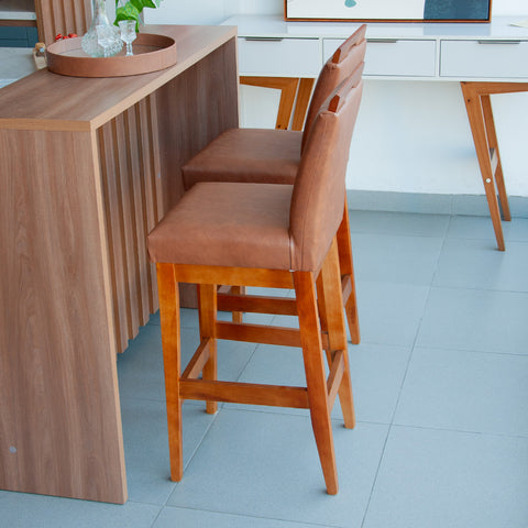 Banqueta Rubi Estofada em Courino com Encosto e Estrutura de Madeira Maciça – Altura 104 cm com Apoio para os Pés, Ideal para Bancada Alta