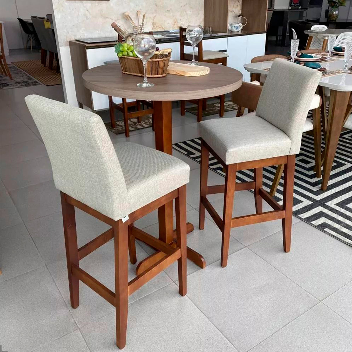 Banqueta Gold Estofada com Encosto em Tecido Linho, Espuma D23 e Estrutura 100% Madeira Maciça de Eucalipto com Apoio para os Pés e Acabamento em Verniz