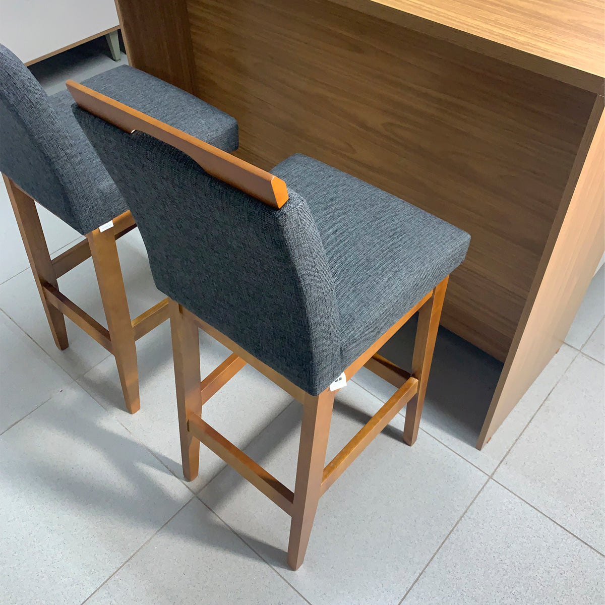 Banqueta Rubi Estofada com Encosto e Estrutura de Madeira Maciça