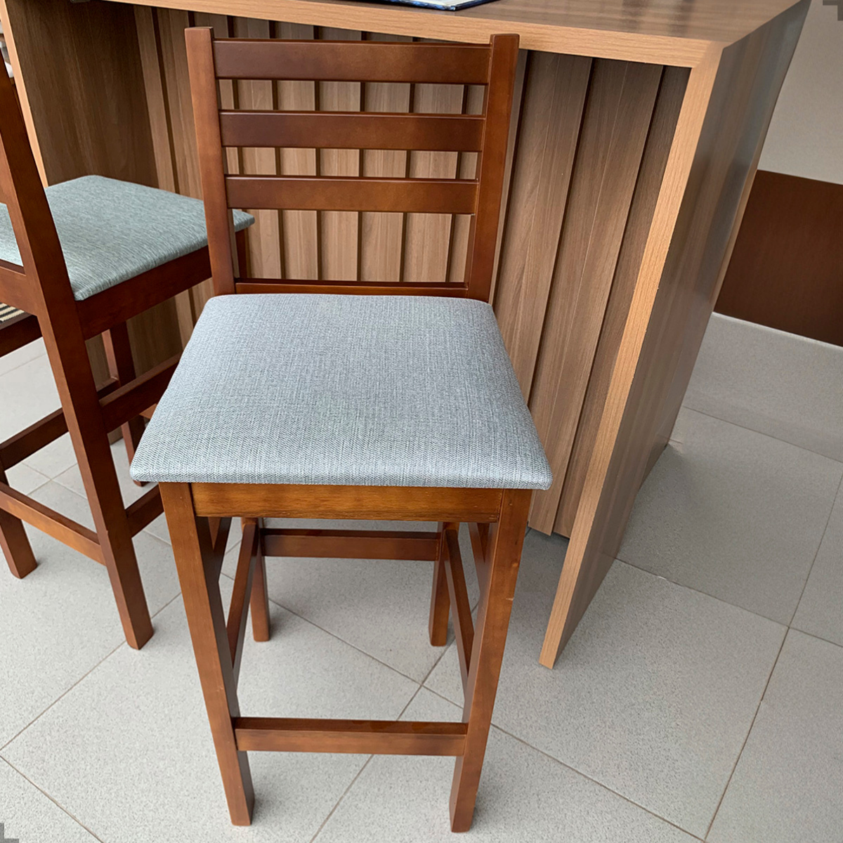 Banqueta Bistrô Estofada em Tecido Linho com Estrutura de Madeira Maciça – Ideal para Bancada Alta