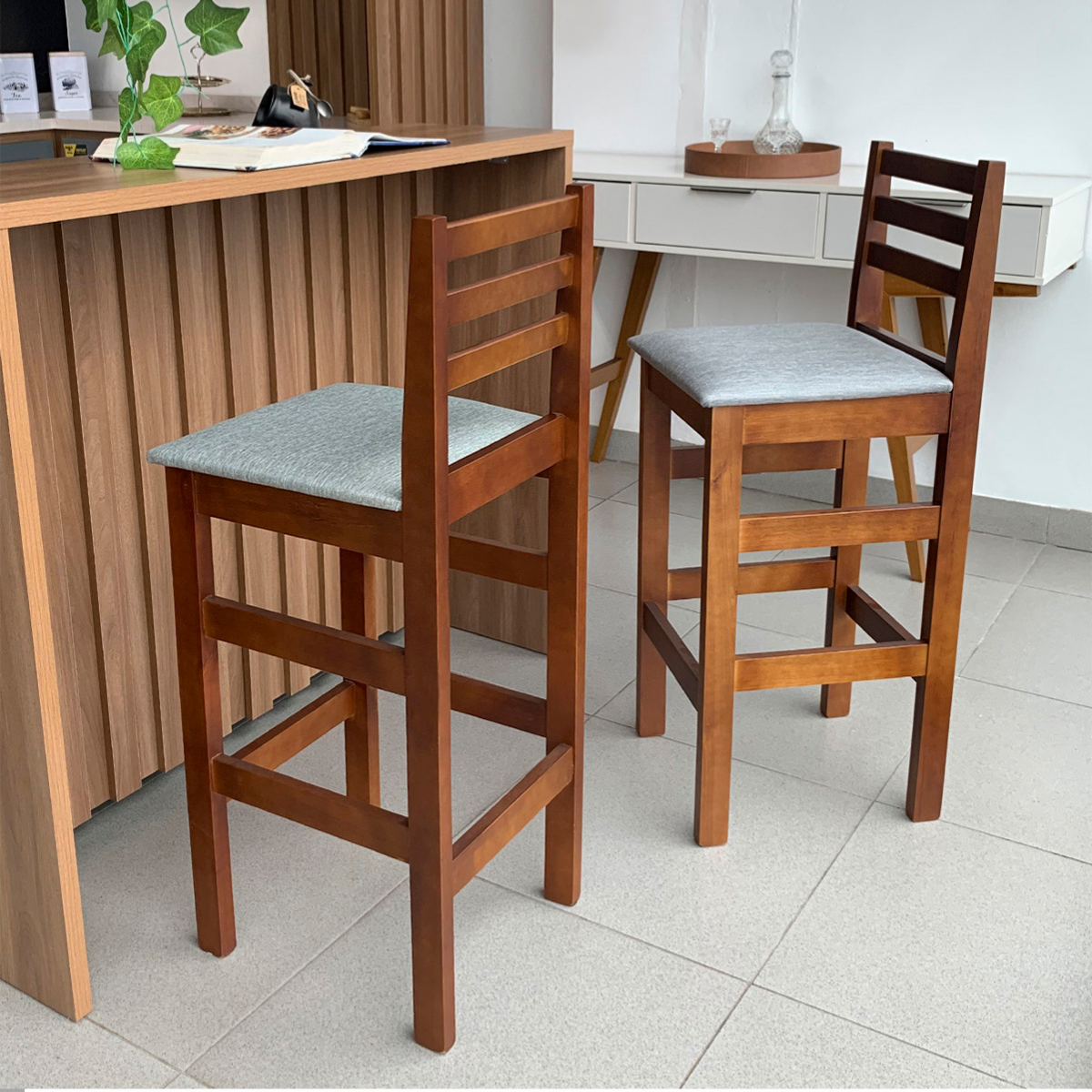 Banqueta Bistrô Estofada em Tecido Linho com Estrutura de Madeira Maciça – Ideal para Bancada Alta