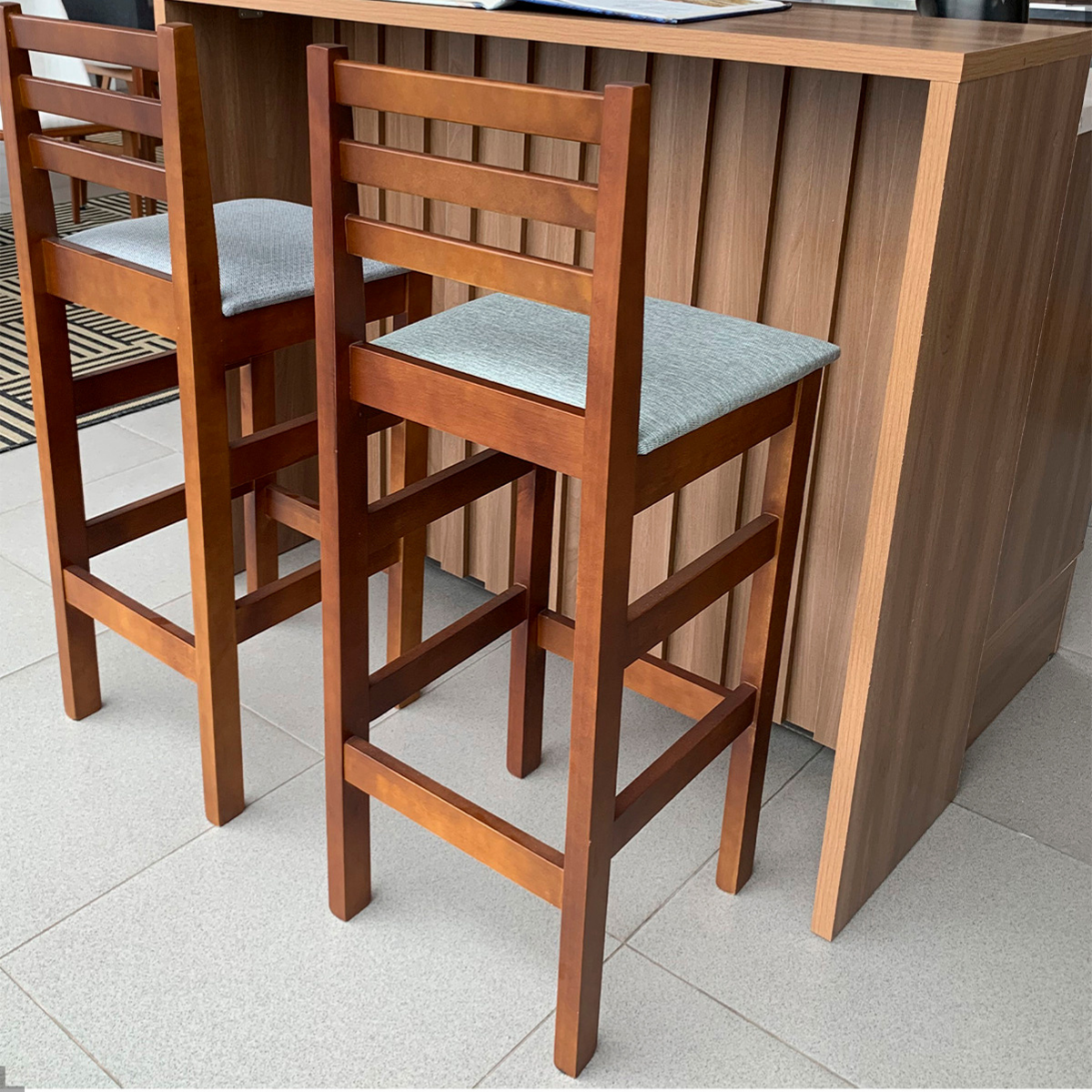 Banqueta Bistrô Estofada em Tecido Linho com Estrutura de Madeira Maciça – Ideal para Bancada Alta
