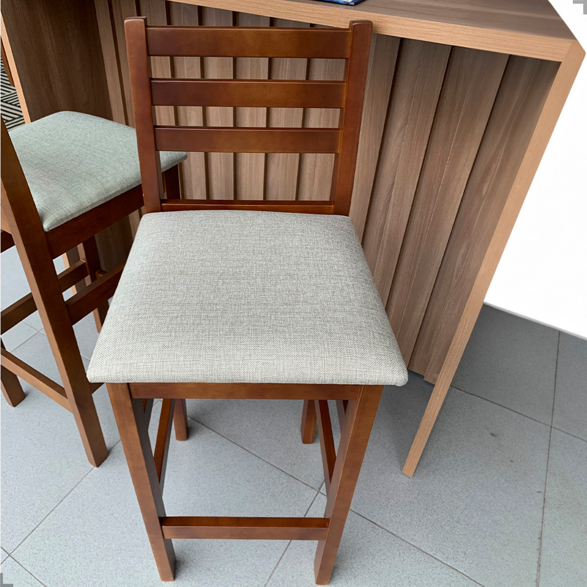 Banqueta Bistrô Estofada em Tecido Linho com Estrutura de Madeira Maciça – Ideal para Bancada Alta