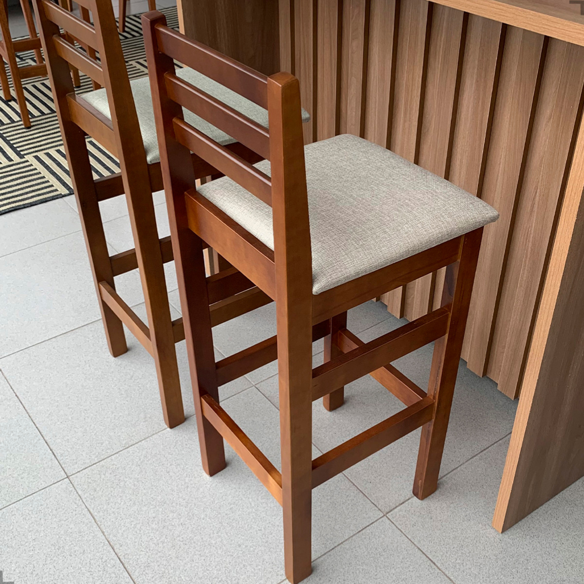 Banqueta Bistrô Estofada em Tecido Linho com Estrutura de Madeira Maciça – Ideal para Bancada Alta