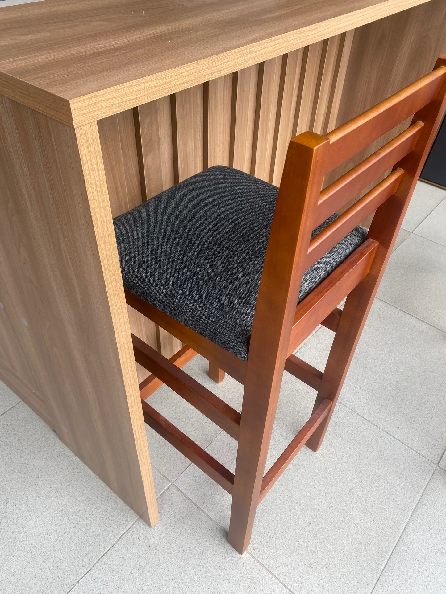 Banqueta Bistrô Estofada em Tecido Linho com Estrutura de Madeira Maciça – Ideal para Bancada Alta