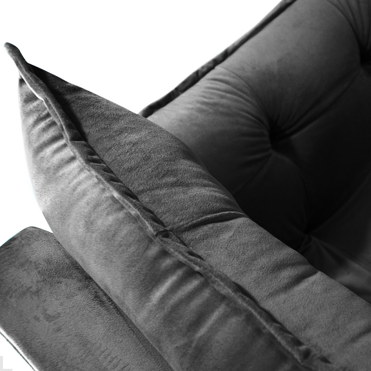 Poltrona Silicia com Pés Palito em Madeira de Eucalipto e Estofado em Tecido Deluxe – Design Elegante