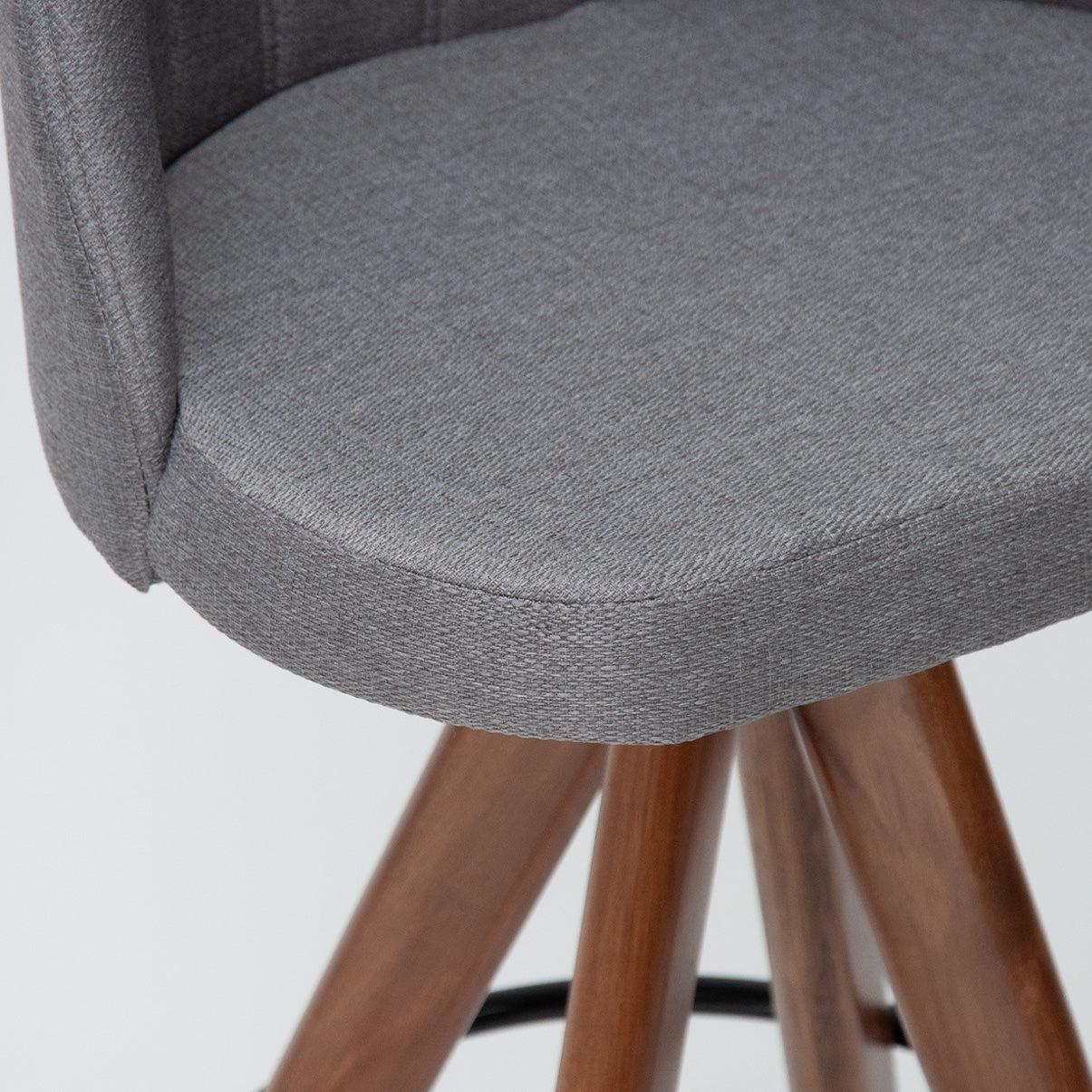 Banqueta Pérola Giratória com Assento Estofado, Encosto Alto e Estrutura de Madeira Maciça