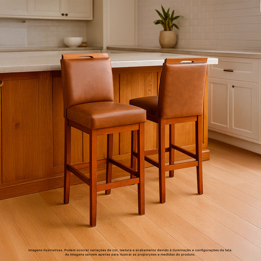 Banqueta Rubi Estofada em Corino com Encosto e Estrutura de Madeira Maciça – Altura 104 cm com Apoio para os Pés, Ideal para Bancada Alta