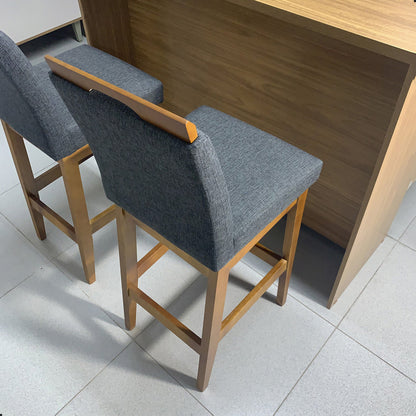 Banqueta Rubi Estofada com Encosto e Estrutura de Madeira Maciça