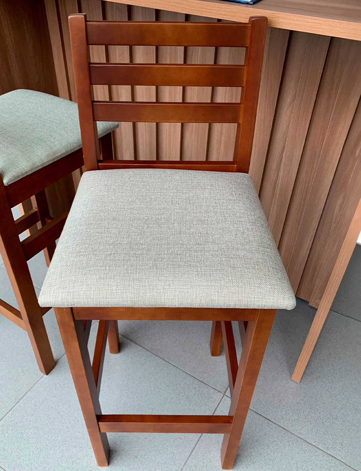 Banqueta Bistrô Estofada em Tecido Linho com Estrutura de Madeira Maciça – Ideal para Bancada Alta