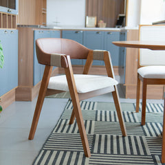 Cadeira Lisboa Mel Estofada com Assento em Linho, Encosto em Corino e Detalhe em Corda no Braço