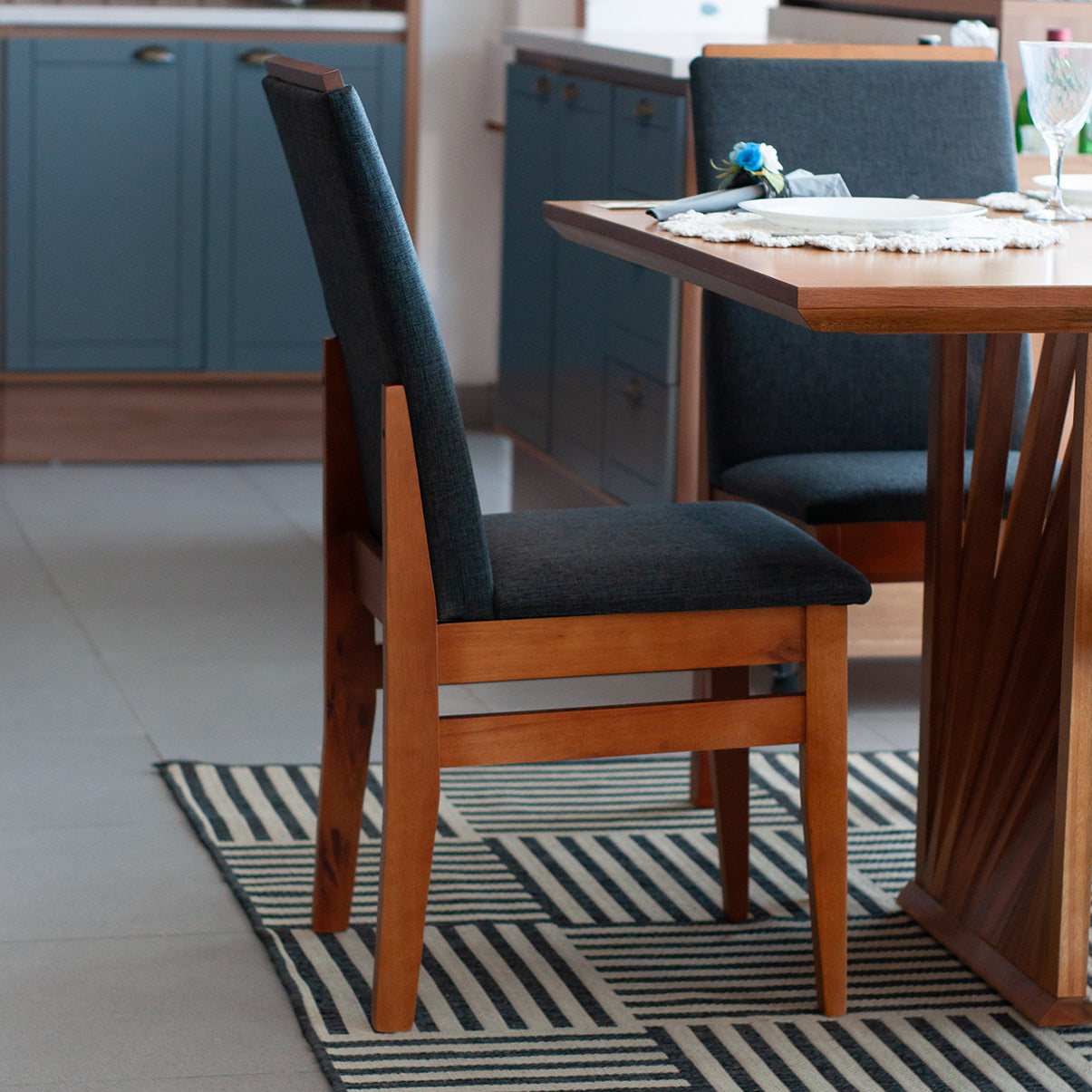 Kit com 2 Cadeiras Veneza Estofadas em Linho com Estrutura de Madeira Maciça e Acabamento PU Marrom Canela