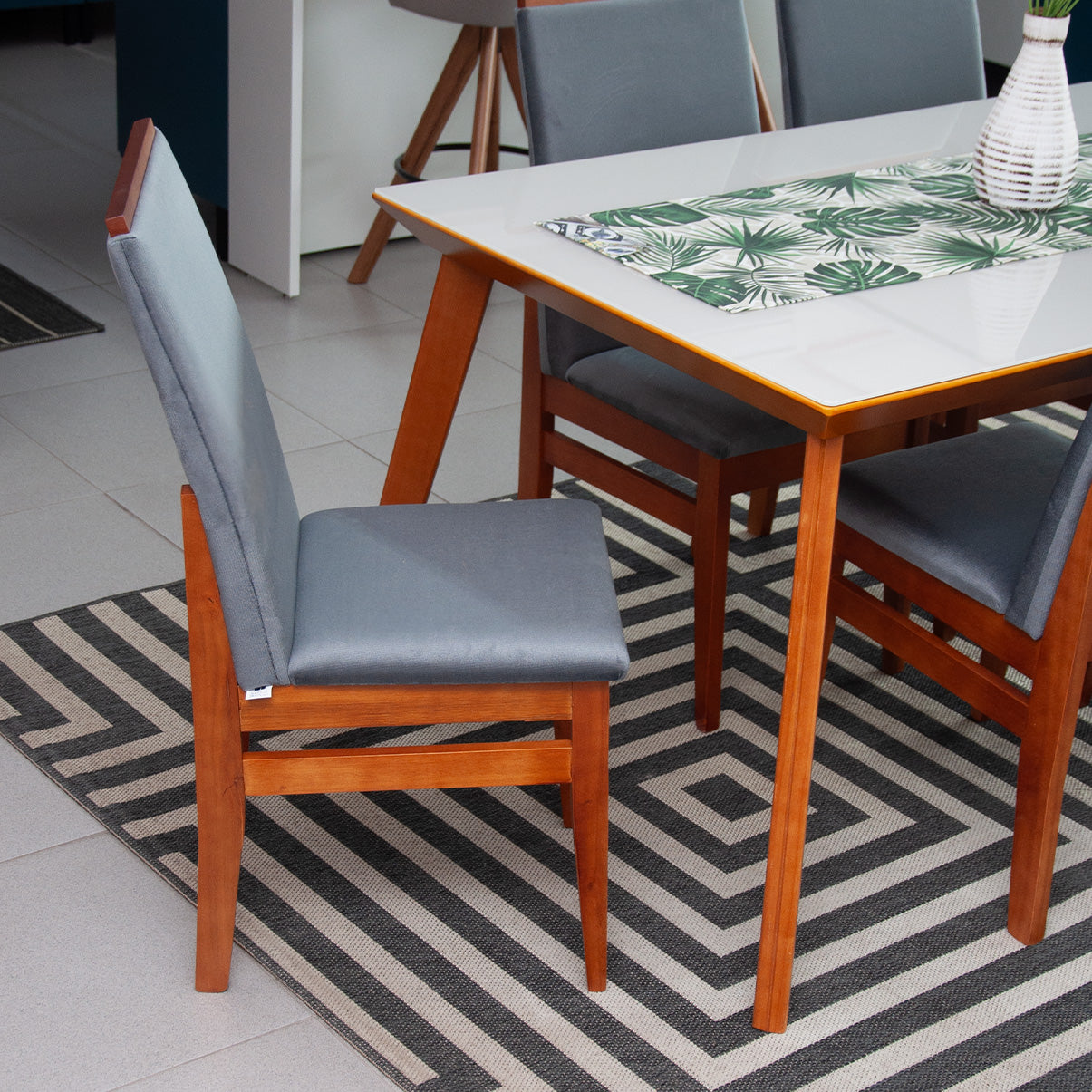 Kit com 2 Cadeiras Veneza Estofadas em Linho com Estrutura de Madeira Maciça e Acabamento PU Marrom Canela