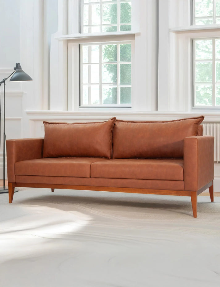 Sofá Classic cor whisky com base em madeira