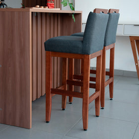 2 Banquetas Safira com Assento Estofado em Tecido Linho e Estrutura de Madeira Maciça – Com Encosto e Apoio para os Pés, Altura 104 cm para Bancadas Altas