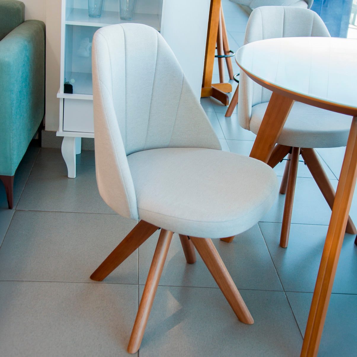 Kit com 2 Cadeiras Mariana Giratórias com Estrutura de Madeira e Assento Estofado – Design Moderno e Confortável para Sala de Jantar