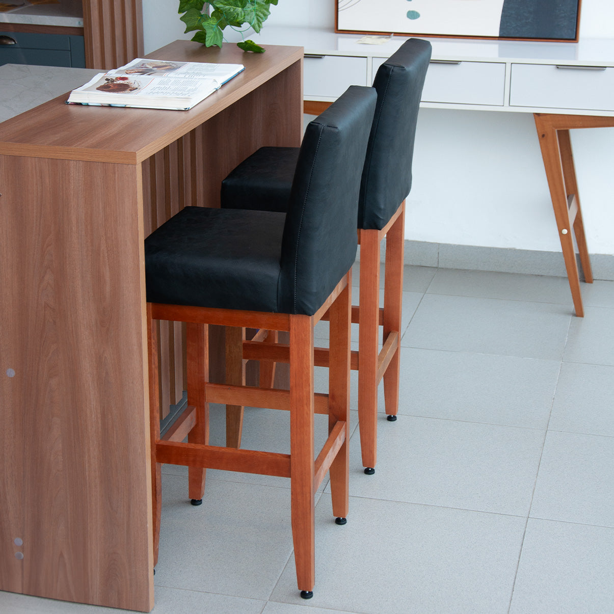 Banqueta Dallas Desmotada em Corino com Apio de Pés e Encosto