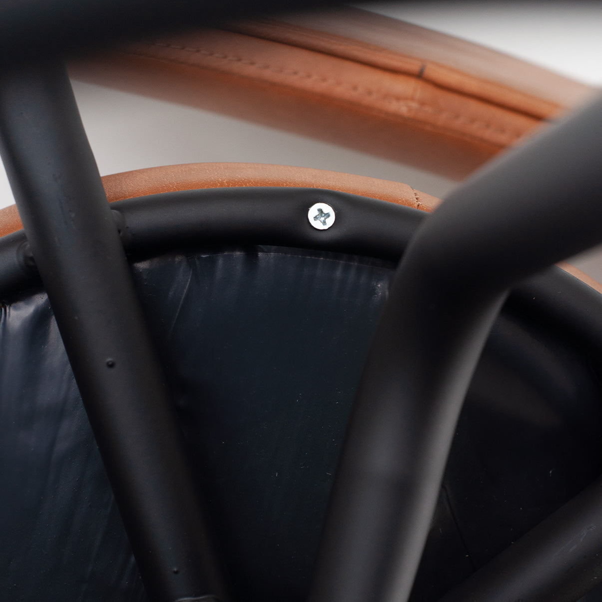 Kit 2 Banquetas Altas Giratórias Nala em aço com descanso de pés, ideal para cozinha, bancada e área gourmet