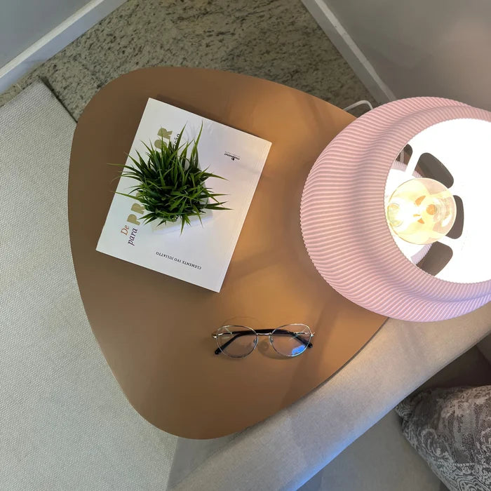 Mesa De Apoio Lateral Baixa Orgânica Para Sofá em Sala de Estar