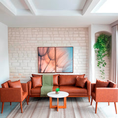 Poltrona Orion Estofada com Estrutura em Madeira de Eucalipto e Enchimento de Espuma