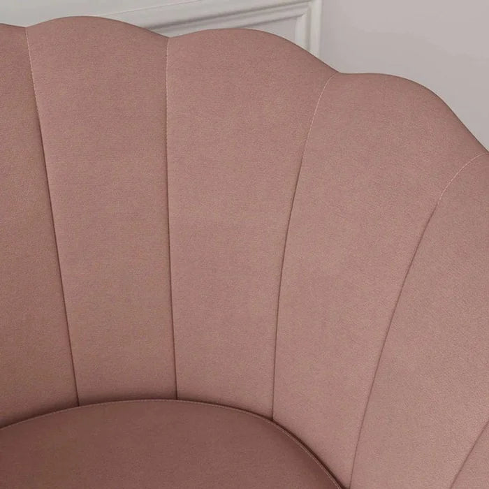 Poltrona Pétala Decorativa em Veludo com Pés Palito