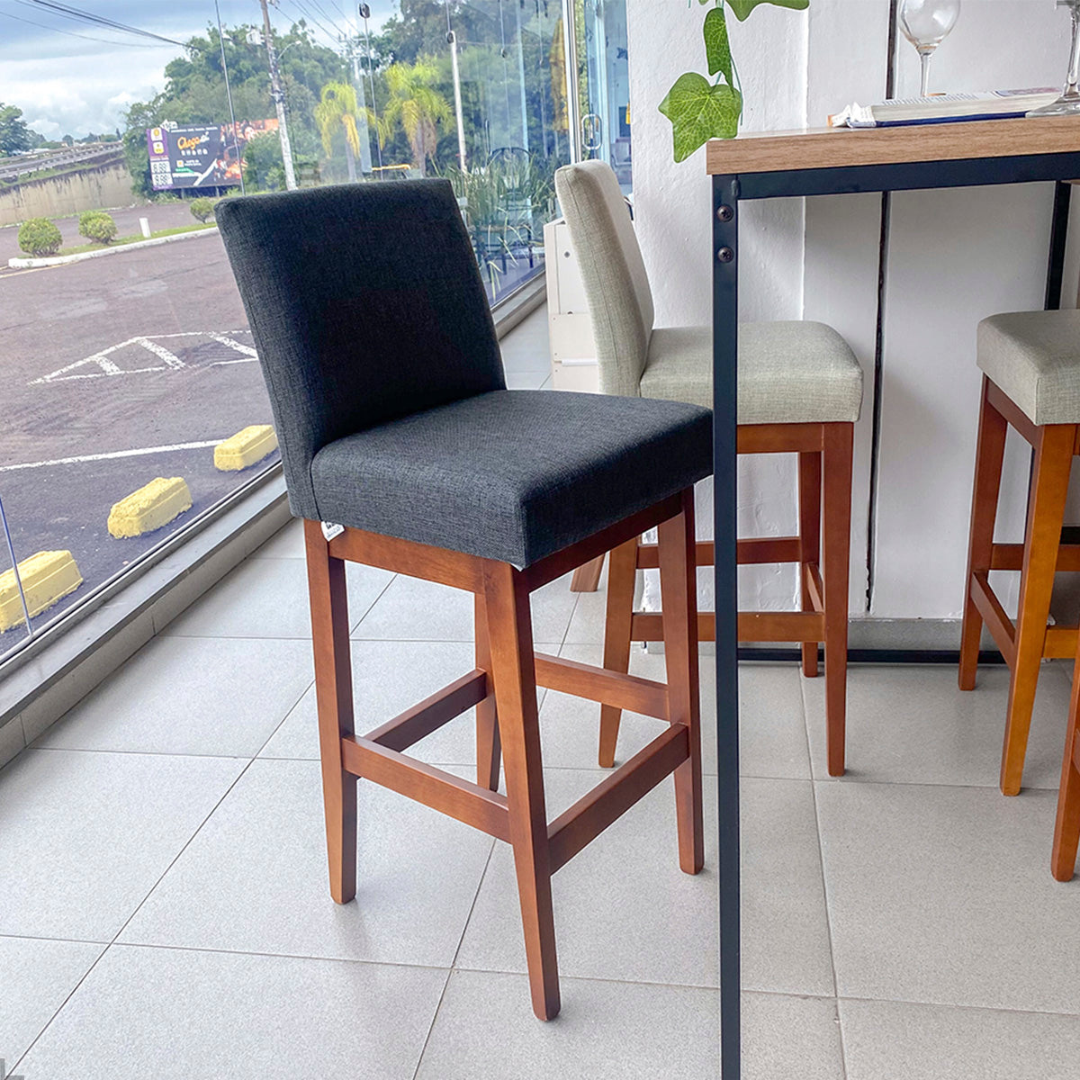 Banqueta Gold Estofada com Encosto em Tecido Linho, Espuma D23 e Estrutura 100% Madeira Maciça de Eucalipto com Apoio para os Pés e Acabamento em Verniz