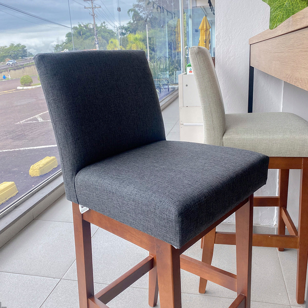 Banqueta Gold Estofada com Encosto em Tecido Linho, Espuma D23 e Estrutura 100% Madeira Maciça de Eucalipto com Apoio para os Pés e Acabamento em Verniz