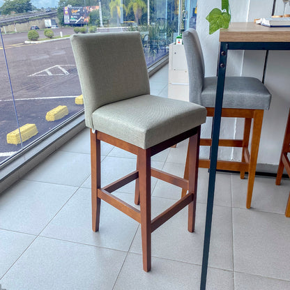 Banqueta Gold Estofada com Encosto em Tecido Linho, Espuma D23 e Estrutura 100% Madeira Maciça de Eucalipto com Apoio para os Pés e Acabamento em Verniz